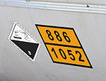 Tankcontainer - Kennzeichnung mit orangefarbener Tafel und Großzettel